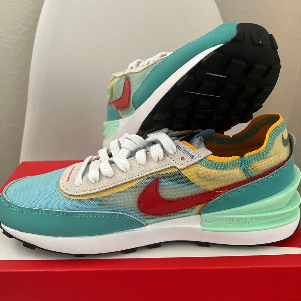 NIKE
WAFFLE ONE SE - MINT FOAM/UNIVERSITY RED/WASHED TEAL